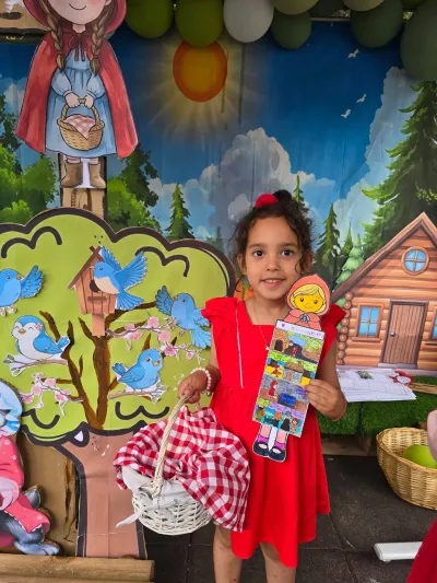 The World of Stories: Little Red Riding Hood, retold by the children — photo 1
