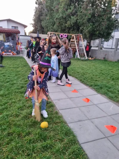 The Halloween party: a costume parade, games and a piñata — photo 10