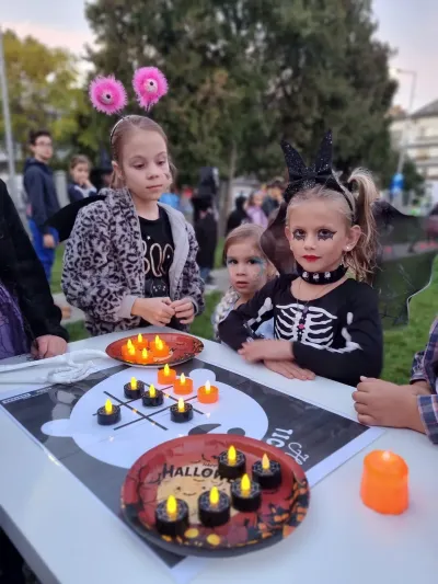 The Halloween party: a costume parade, games and a piñata — photo 11