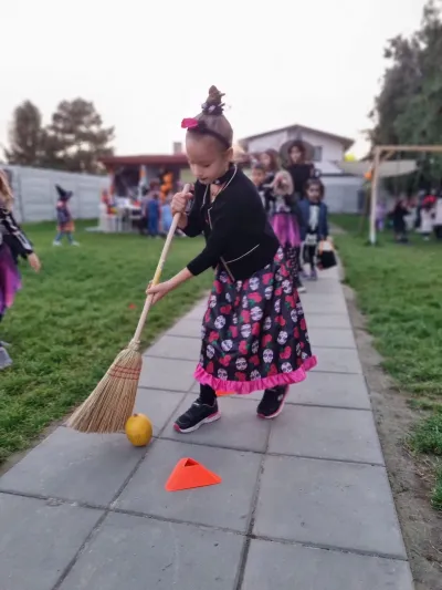 The Halloween party: a costume parade, games and a piñata — photo 12