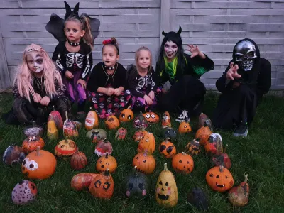 The Halloween party: a costume parade, games and a piñata — photo 17