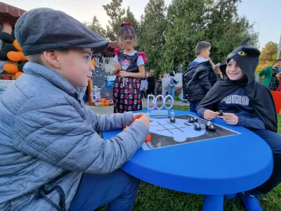 The Halloween party: a costume parade, games and a piñata — photo 29