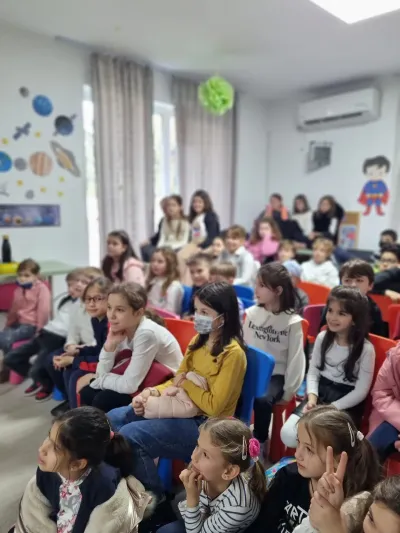 Mărțișoare făcute de copii, vândute la târg pentru un spectacol de teatru — fotografie 2