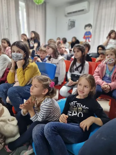 Mărțișoare făcute de copii, vândute la târg pentru un spectacol de teatru — fotografie 6