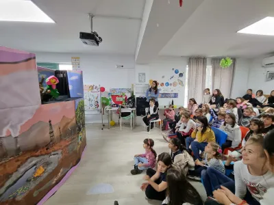 Mărțișoare făcute de copii, vândute la târg pentru un spectacol de teatru — fotografie 7