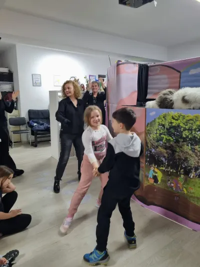 Mărțișoare făcute de copii, vândute la târg pentru un spectacol de teatru — fotografie 10