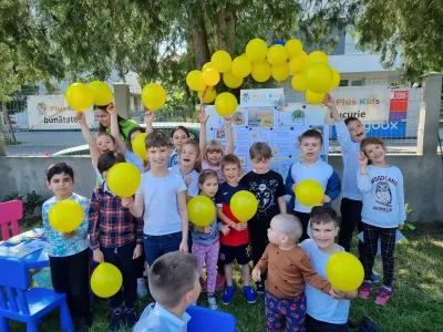 Lumea albinelor, cu faguri adevărați și miere proaspătă de rapiță — fotografie 8
