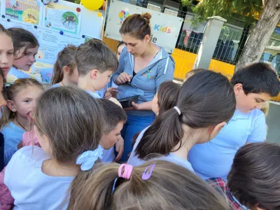 Lumea albinelor, cu faguri adevărați și miere proaspătă de rapiță — fotografie 10