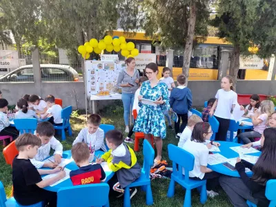 Lumea albinelor, cu faguri adevărați și miere proaspătă de rapiță — fotografie 15