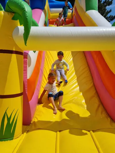 Ziua Copiilor la PlusKids: limonadă, tobogan gonflabil și dans — fotografie 3