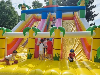 Ziua Copiilor la PlusKids: limonadă, tobogan gonflabil și dans — fotografie 11