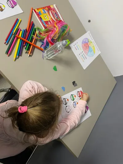 Engleză prin joc: cântece, culori și căciulițe pentru pinguini — fotografie 5