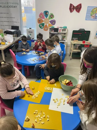 Săptămâna alimentației sănătoase: salată de fructe și degustare pe nevăzute — fotografie 3