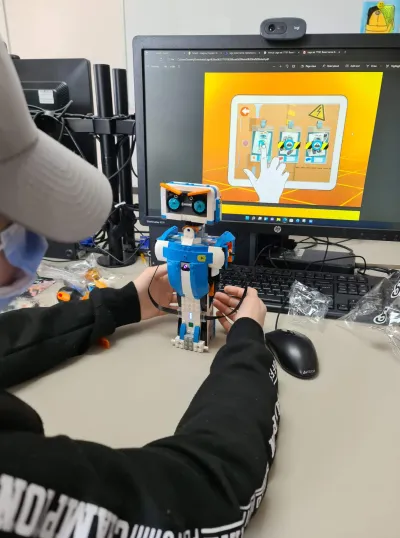 Meet Vernie, the Robot: robotică la cursul de programare — fotografie 5
