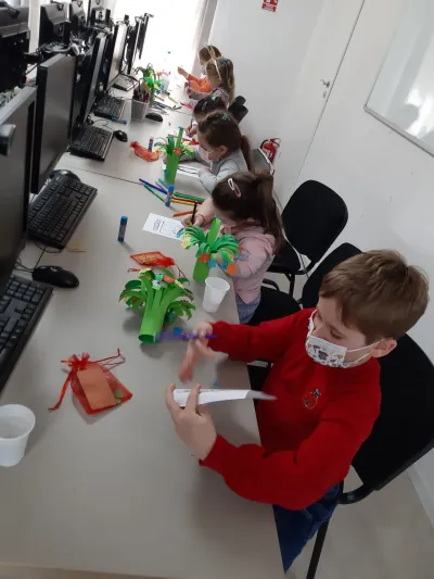 Vine, vine primăvara: atelier de mărțișoare și flori pentru mama — fotografie 6