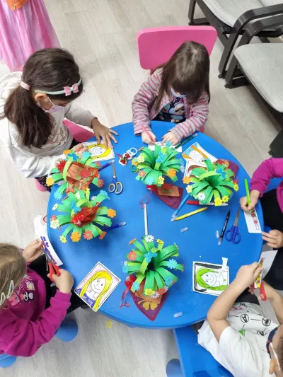 Vine, vine primăvara: atelier de mărțișoare și flori pentru mama — fotografie 9