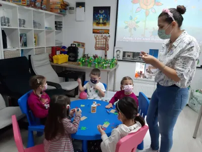 Vine, vine primăvara: atelier de mărțișoare și flori pentru mama — fotografie 11