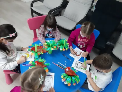 Vine, vine primăvara: atelier de mărțișoare și flori pentru mama — fotografie 12