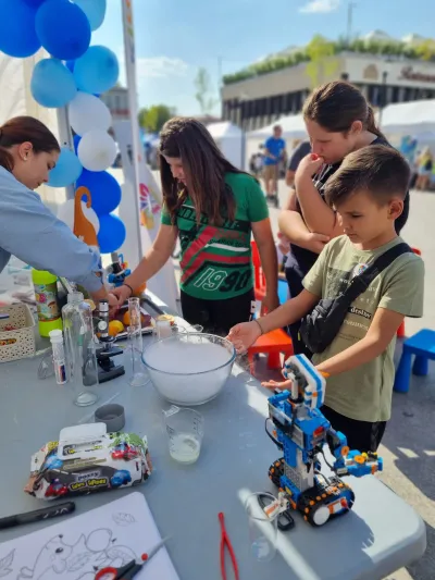 Noaptea Cercetătorilor: gheață carbonică, roboți și pictură pe lut — fotografie 3