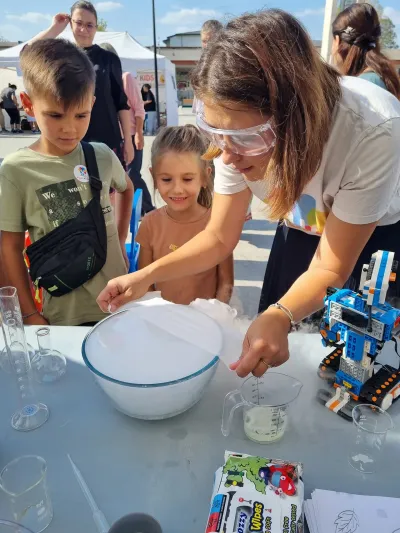 Noaptea Cercetătorilor: gheață carbonică, roboți și pictură pe lut — fotografie 5