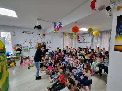 „Povestea iepurașului de Paște”, jucată la teatrul de păpuși — fotografie 1