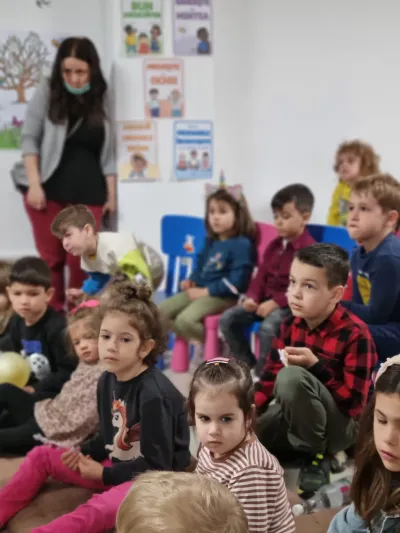 „Povestea iepurașului de Paște”, jucată la teatrul de păpuși — fotografie 2
