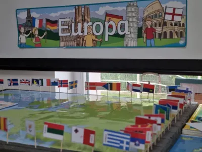 9 mai, Ziua Europei: steagurile așezate pe hartă cu mâna lor — fotografie 1