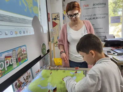 9 mai, Ziua Europei: steagurile așezate pe hartă cu mâna lor — fotografie 6