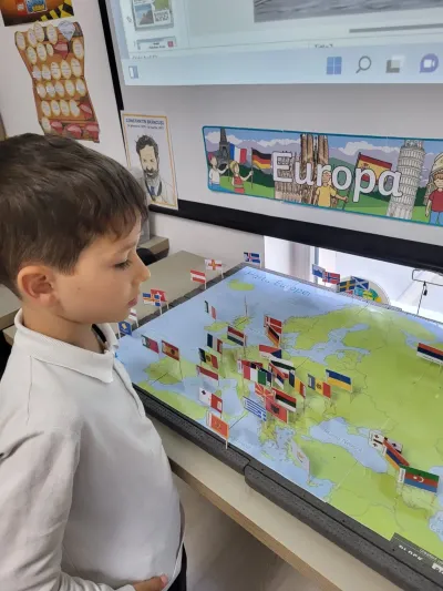 9 mai, Ziua Europei: steagurile așezate pe hartă cu mâna lor — fotografie 8