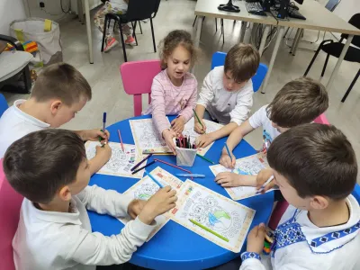 9 mai, Ziua Europei: steagurile așezate pe hartă cu mâna lor — fotografie 11