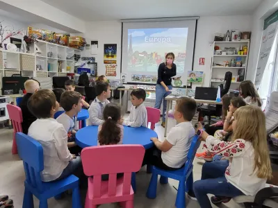 9 mai, Ziua Europei: steagurile așezate pe hartă cu mâna lor — fotografie 14