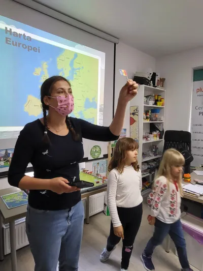 9 mai, Ziua Europei: steagurile așezate pe hartă cu mâna lor — fotografie 15