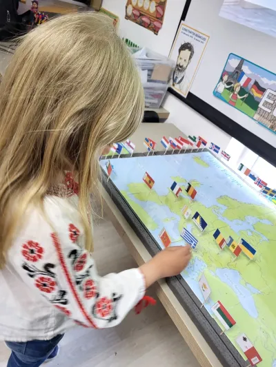 9 mai, Ziua Europei: steagurile așezate pe hartă cu mâna lor — fotografie 16