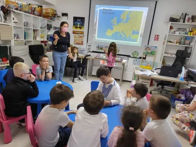 9 mai, Ziua Europei: steagurile așezate pe hartă cu mâna lor — fotografie 18
