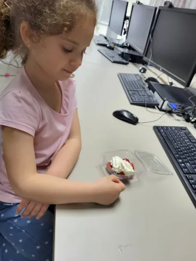 Primele căpșuni ale anului, de la producători locali — fotografie 6