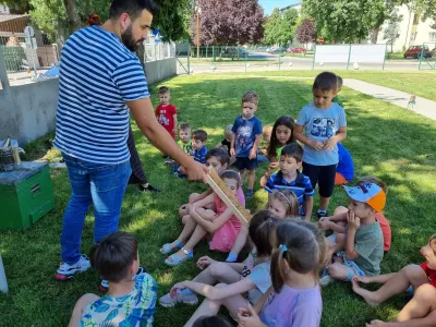 Albinele au venit la Școala de Vară: faguri, ceară și un trântor în palmă — fotografie 5