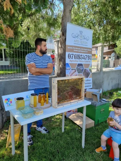 Albinele au venit la Școala de Vară: faguri, ceară și un trântor în palmă — fotografie 12