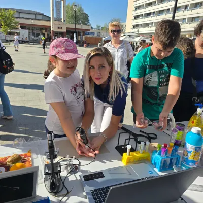 Noaptea Cercetătorilor: gheață carbonică, microbi la microscop și roboți — fotografie 27