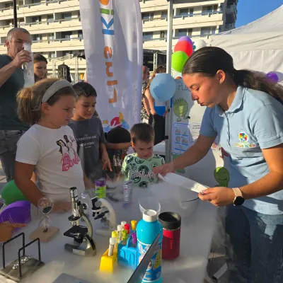 Noaptea Cercetătorilor: gheață carbonică, microbi la microscop și roboți — fotografie 33