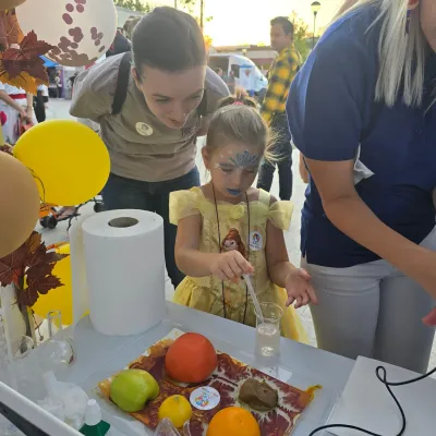 Noaptea Cercetătorilor: gheață carbonică, microbi la microscop și roboți — fotografie 35