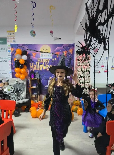 The Halloween party: a costume parade and the witch's house — photo 2
