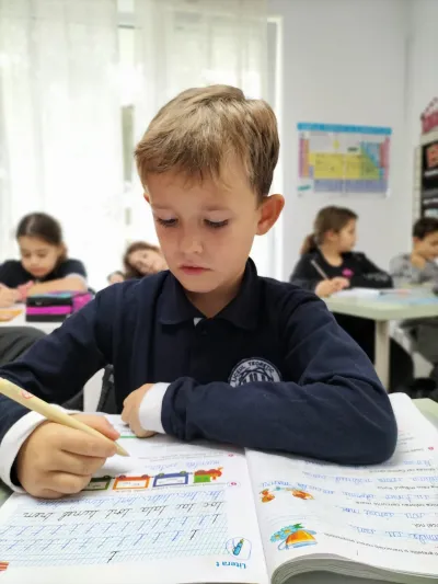 A început iarna: fulgi de nea, oameni de zăpadă și ghetuțe pregătite — fotografie 17