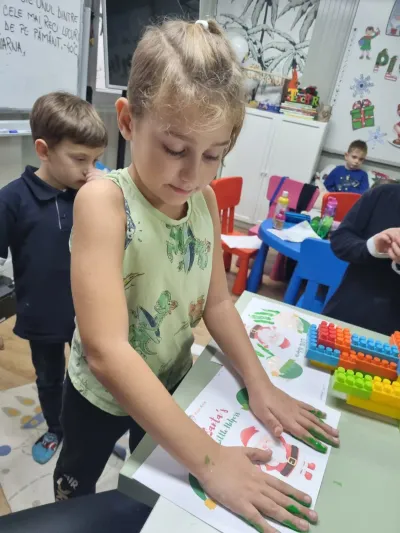 A început iarna: fulgi de nea, oameni de zăpadă și ghetuțe pregătite — fotografie 27